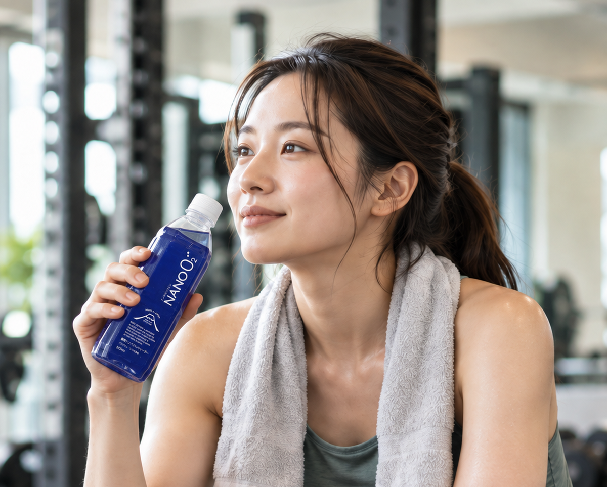 フィットネスジムで運動後に水を飲む女性