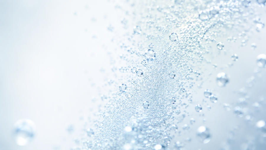 透明な水の中に微細な気泡が広がるイメージ